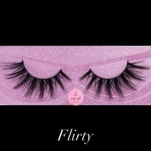 Lovely Sight Strip Lashes (Flirty)